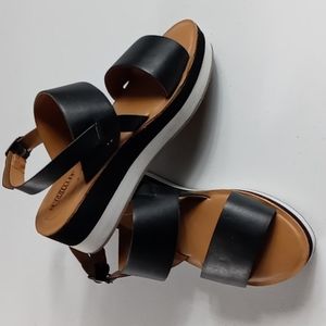 Seychelles Black and white platform sandal size 11. Pre-owned.